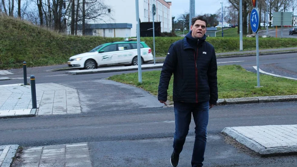 Inget övergångsställe. Risken är uppenbar att många bussresenärer som ska till skolorna vid Vrinnevipark kommer att ta sig över Gamla Övägen här. Det menar Karl Hedby som är ambulanssjuksköterska. "En uppenbar trafiksäkerhetsrisk", säger han.