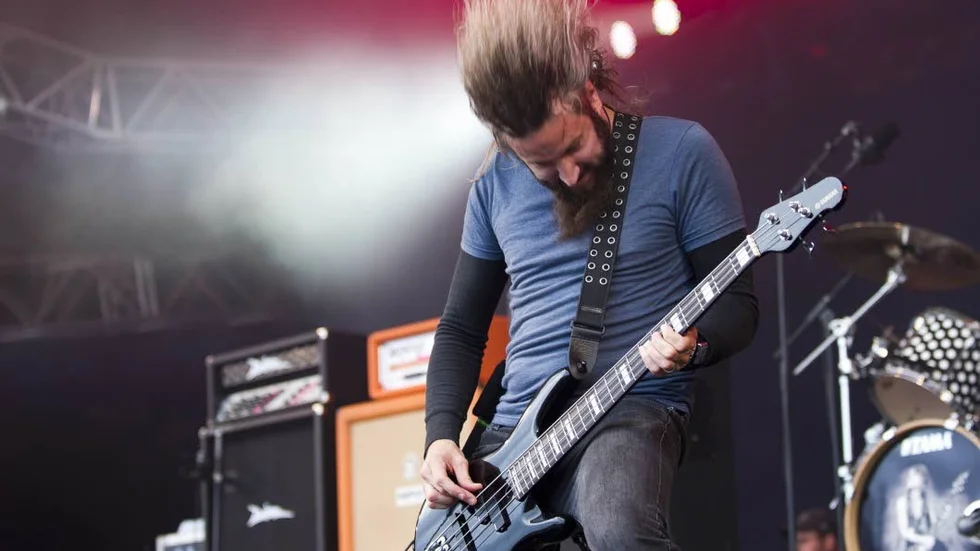 Hårt. Troy Sanders i gruppen Mastodon går loss.