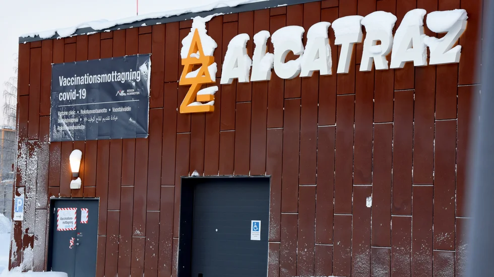 Ett strömavbrott ledde till att tusentals vaccindoser gick till spillo på Alcatraz.