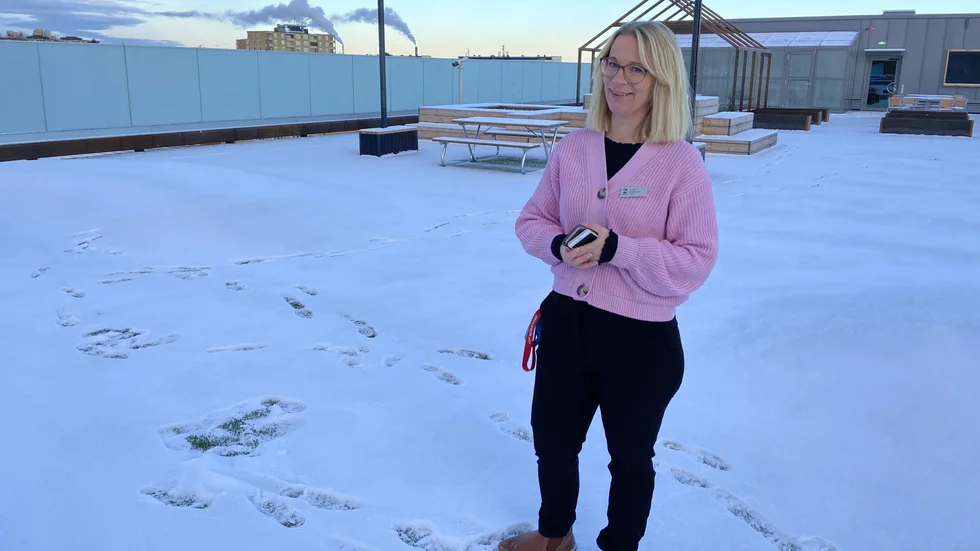 Forskaren/Björktorpsskolans rektor Frida Sörlisten är glad för utemiljön på taket som ska främja såväl kreativitet och kunskap som rörelse.