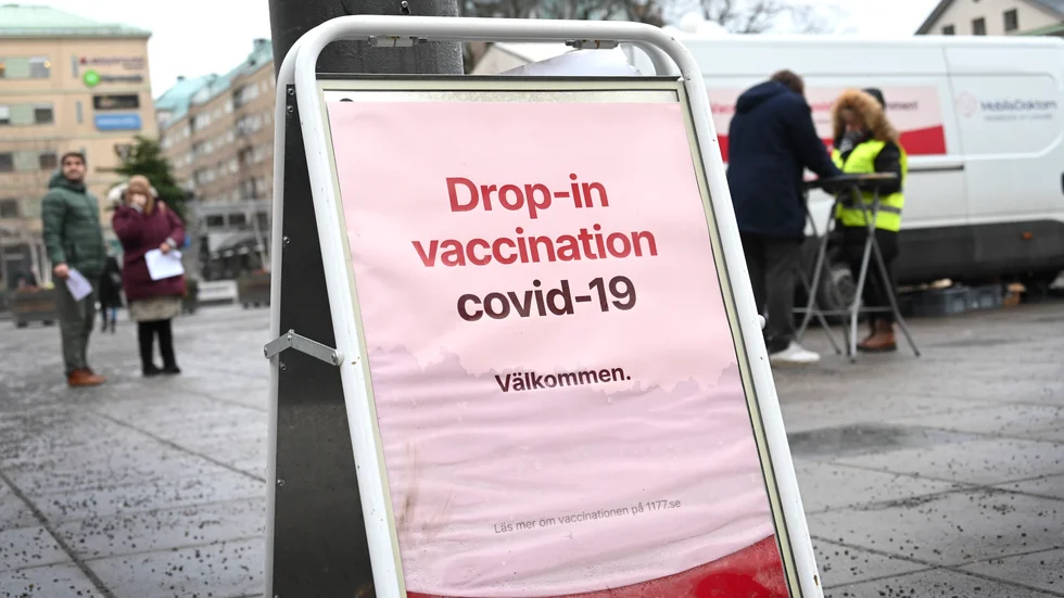 Insändarskribenten undrar om vaccination verkligen minskar smittspridningen.