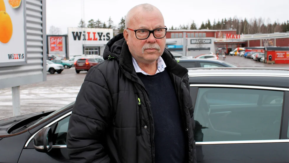 KG Broman väljer att parkera en bit från ingången för att undvika skador på sin bil. "Folk slår upp dörrar pang, tjoff", säger han.