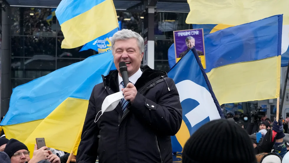 Expresident Petro Porosjenko talar till sina anhängare på Kievs internationella flygplats, dit han anlände med flyg från Warszawa.