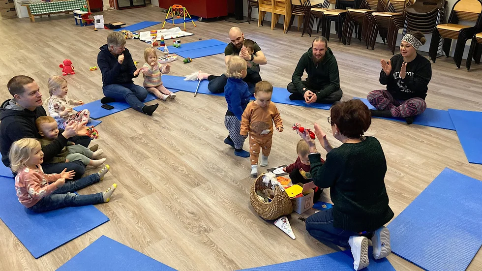 Pensionerade förskolläraren Agneta Forsberg sjunger med barn och föräldrar på öppna förskolan. Verksamheten finns på servicepunkten i Unbyn och äger rum en gång i veckan.