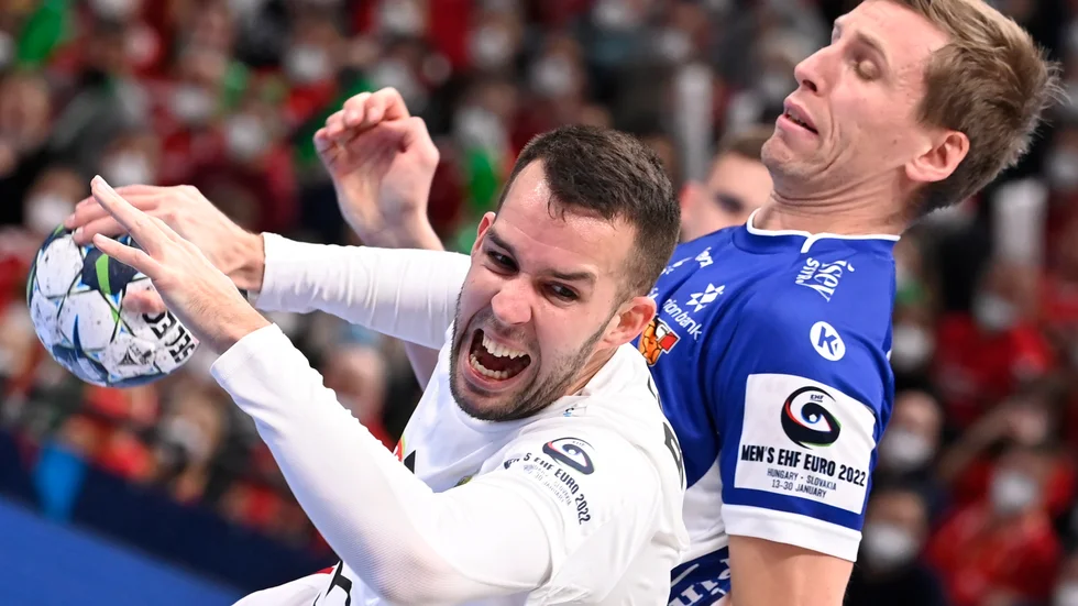 Ungern (i vitt) är utslaget ur handbolls-EM.