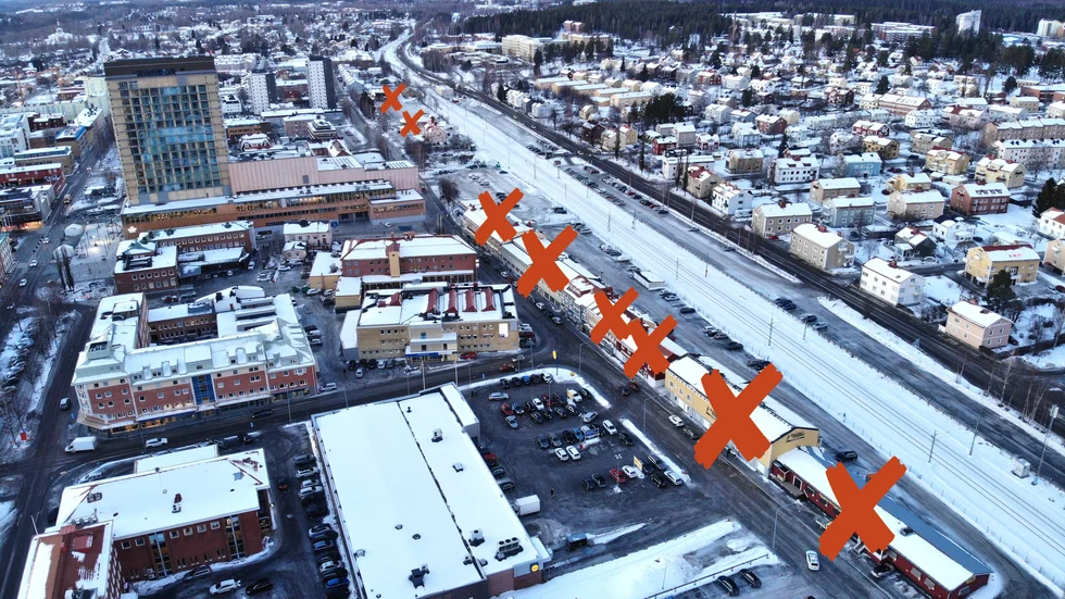 Hela området mellan Norra och Södra Järnvägsgatan, mellan Lasarettsvägen och E 4, berörs. Befintliga hus i längan närmast järnvägen rivs och nya fastigheter ska byggas. Stationshuset längst bort i bild ska flyttas.