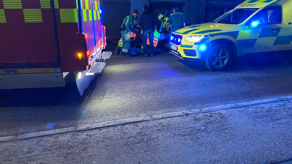 En person är förd med ambulans till sjukvård efter en singelolycka på väg 609 utanför Arjeplog. 