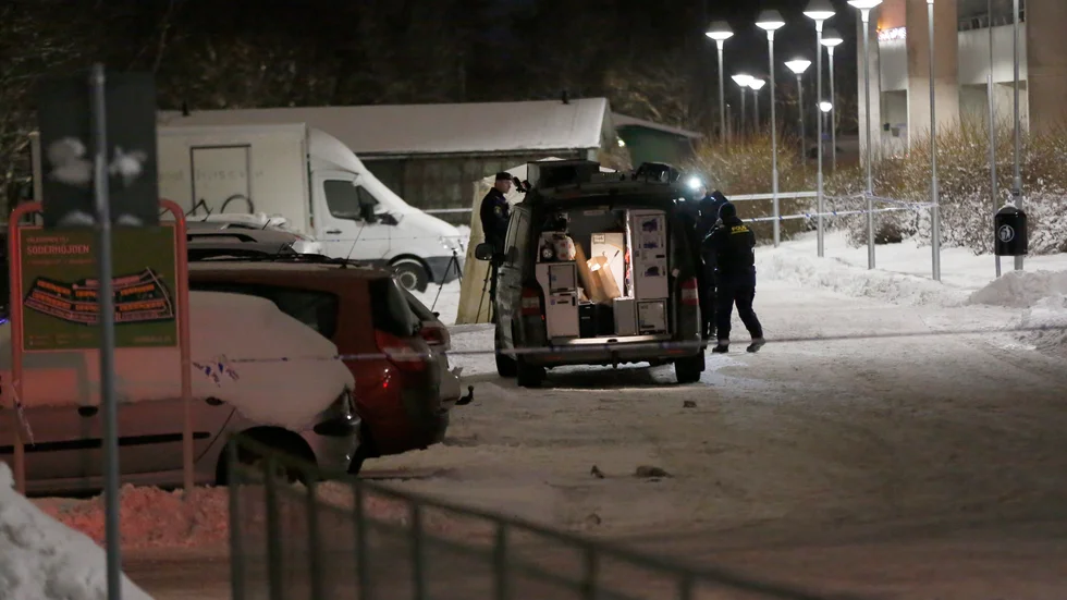 Polisens tekniker arbetar vid den avspärrade brottsplatsen i Jakobsberg.