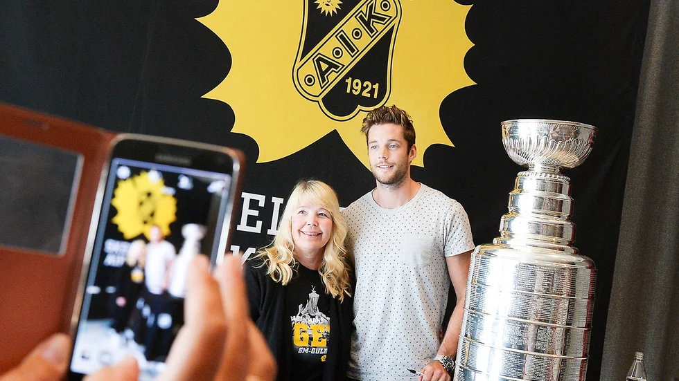 Arkivbild. David Rundblad efter att ha vunnit Stanley Cup med Chicago Blackhawks 2015. Nu gör sig  Lyckselesonen redo för sitt andra år med SKA St. Petersburg i KHL. 