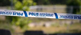 En kvinna föll från andra våningen - en man är gripen misstänkt för mordförsök 
