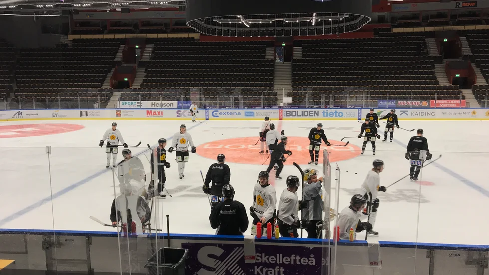 Skellefteå AIK på is under tisdag 27 november. 