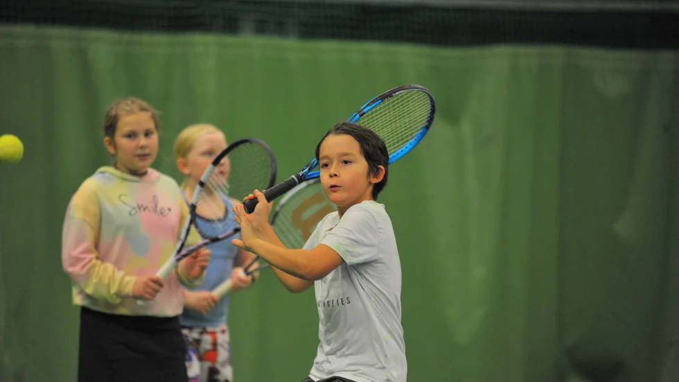 Leon Wennström med fullt fokus på bollen, Luleå Tennisklubb.