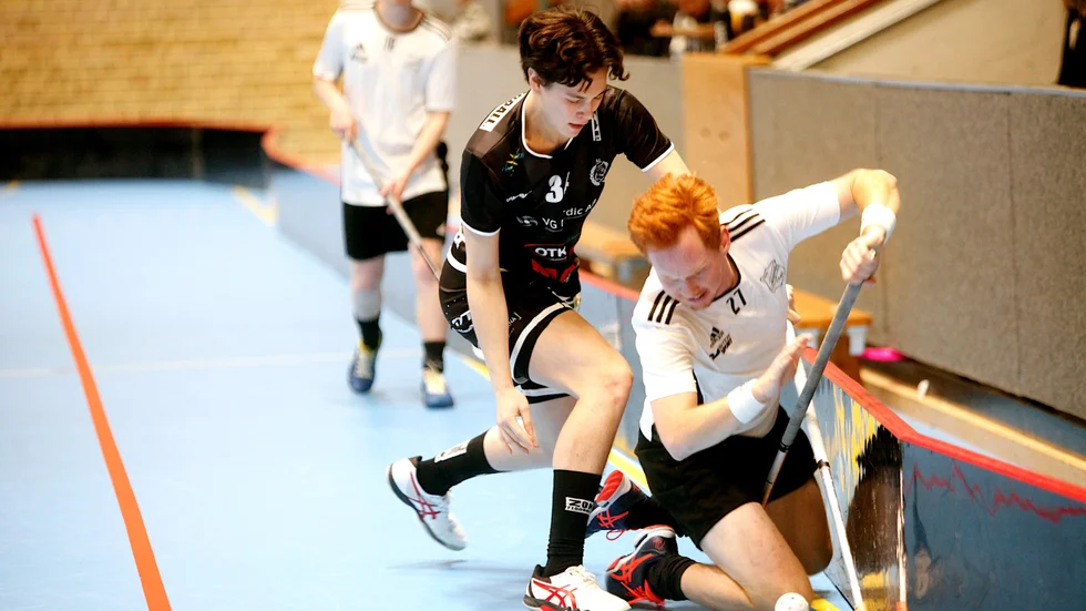 Grillbys Elias Hallingstam Ritzen trycker symboliskt ned EIBK:s Carl Sundström Wiberg i derbyt.