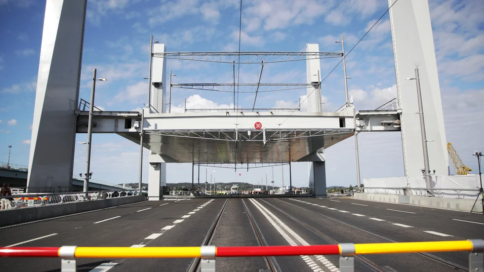 Hisingsbron i Göteborg under invigningen i början av september. Bron började dock användas redan i maj.