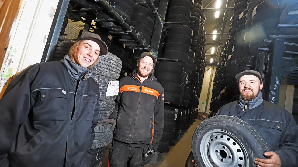 Däckmontörerna Robin Scott, Thomas Malmgren och Kim Laudén, på Vianor i Strängnäs, börjar se ljuset i tunneln efter några intensiva arbetsveckor med vinterhjulsskifte.
