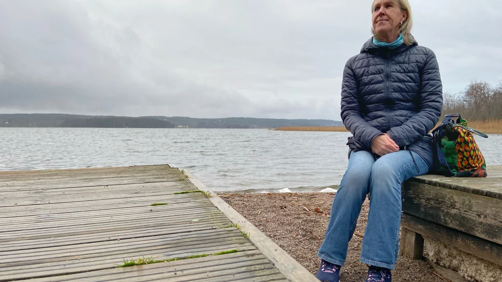 Sjön är grå, himlen är grå och det är nästan blött i luften när vi ses på Strandbadet. För Marie Nylén är det alltid badväder, efter att hon fastnat för vinterbad.