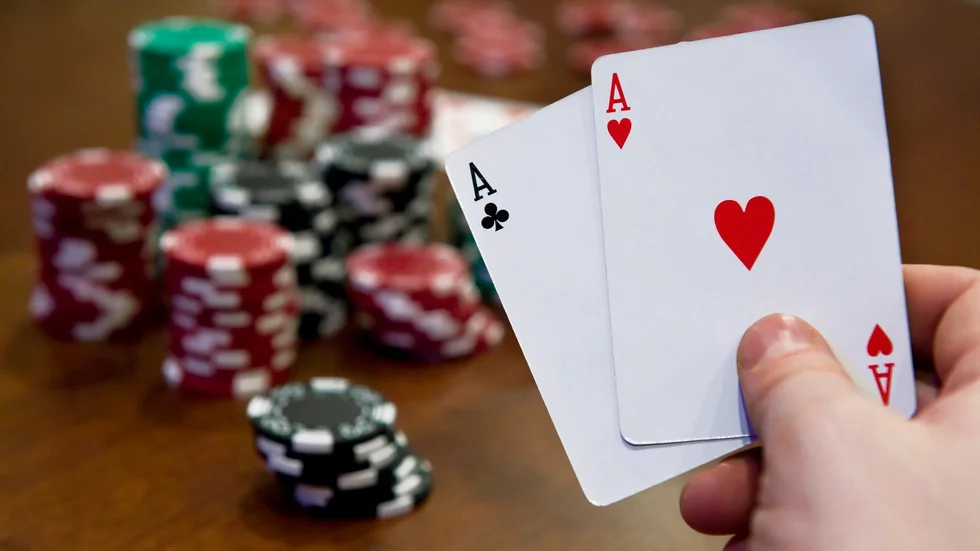 Åklagaren menar att 2,4 miljoner på mannens konto handlade om penningtvätt. Mannen hävdar att huvuddelen var pengar han vunnit av en Enköpingsbo i poker.