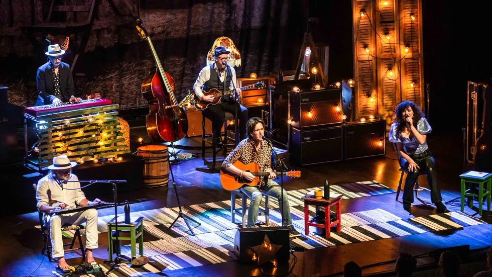 Kungen av sand gör sällan en ökenspelning. Tillsammans med sina vapendragare sedan många år - Clarence Öfwerman Christoffer Lundquist, Magnus Börjeson och Helena Josefsson - gjorde han en finstämd konsert på UKK.
