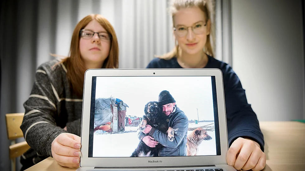 Amanda Lindmark och Lova Björnberg visar bilder på de boende på soptippen utanför Oradea som ligger i nordvästra Rumänien.  