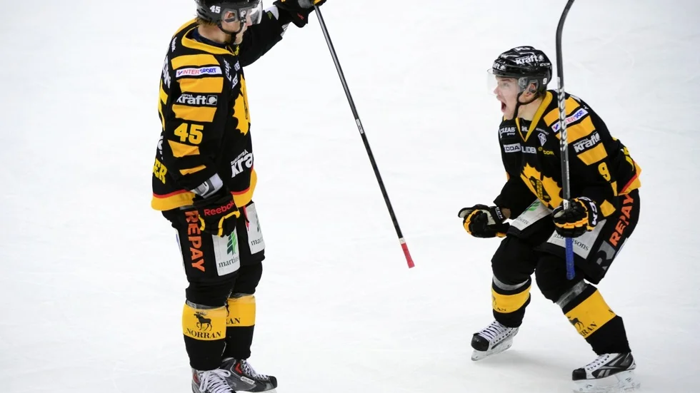 Oscar Möller uppvaktas av Viktor Arvidsson efter 2-2 målet i torsdagens SHL-match i ishockey mellan Skellefteå AIK och Örebro Hockey i Skellefteå Kraft Arena. Foto: Robert Granström/ TT