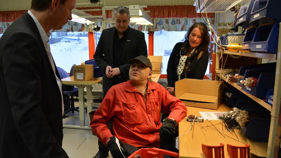 Roy Lundberg på Samhall i Norsjö i samspråk med marknadsdirektör Mats Eliasson, regionchef Robert Cortinovis och HR-direktör Monica Höglind. Foto: Lennart Enkvist.