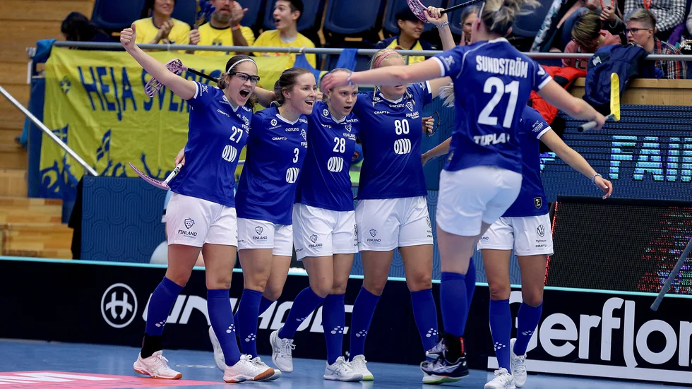 Finskt jubel efter ett av de fem målen mot Tjeckien i den dramatiska VM-semifinalen.
