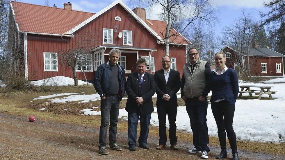 Från vänster Jan Marklund, kommunalrådet Jerry Johansson, kommunchef Johnny Högberg, Jan Edvardsson och Maja Gustavsson presenterade på måndagen affären som innebär att kvarteret Skogen ges en helt ny framtid som ett eventhotell.