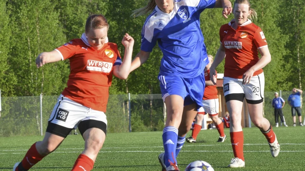 Kamp om bollen. Hemmingsmarksförsvararen Linda Viklund och Arvidsjaursanfallaren Tove Landström hade flera dueller mot varandra i 2–2-matchen. I bakgrunden avvaktar Hemmingsmarks Marie Lundin.