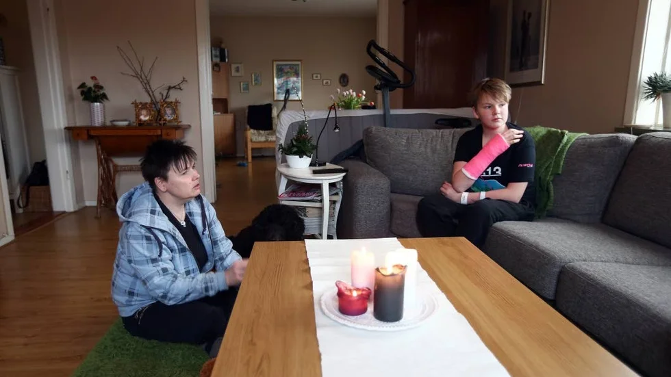 Smitningsolycka. Susanne och Emil Dahm berättar om händelse som ledde till gipsad handled och sytt knä för Emil.