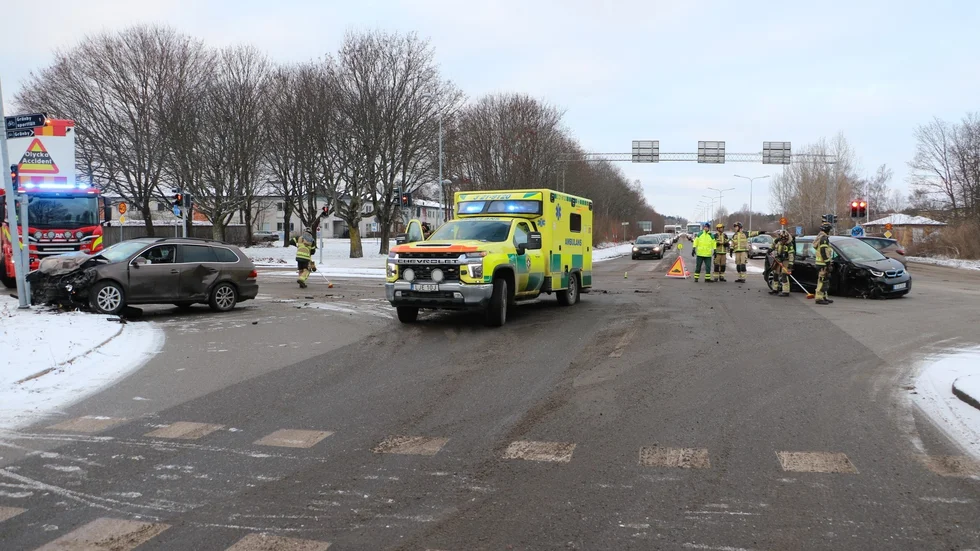 Tre personer fick föras till sjukhus efter olyckan i korsningen mellan Tycho Hedéns och Råbyvägen.