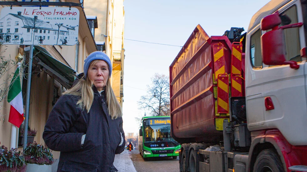 Karin Bäcklund bor i en lägenhet överst i backen och berättar att hon fått flera nya sprickor i väggarna sedan kommunen har lett om bussarna.