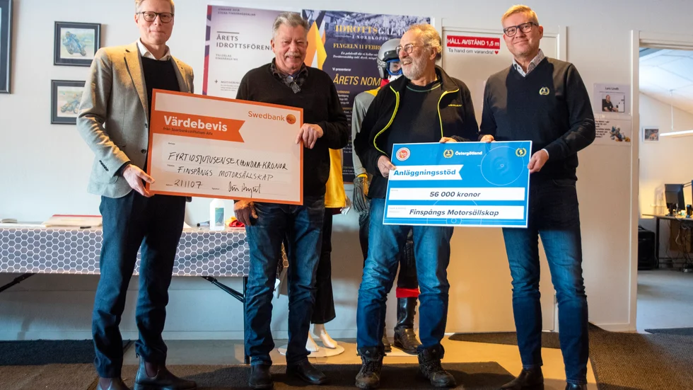 Gunnar Eneberg och Olle Hollertz, från Finspångs Motorsällskap i mitten på bilden, tar emot checkarna från Göran Bergort, chef Swedbank Finspång och Johan Råsbrink, RF-Sisu. Pengar som går till föreningens nya solcellsanläggning.  
