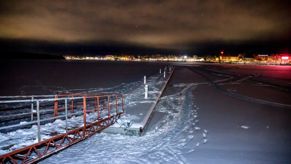 Tack vare gynsamma väderförhållanden med minusgrader och lite snö kan isbanan i Luleå öppna tidigit för i år. 