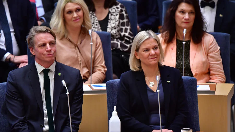 Miljöpartiets språkrör Per Bolund och statsminister Magdalena Andersson (S) i riksdagen. Arkivbild.
