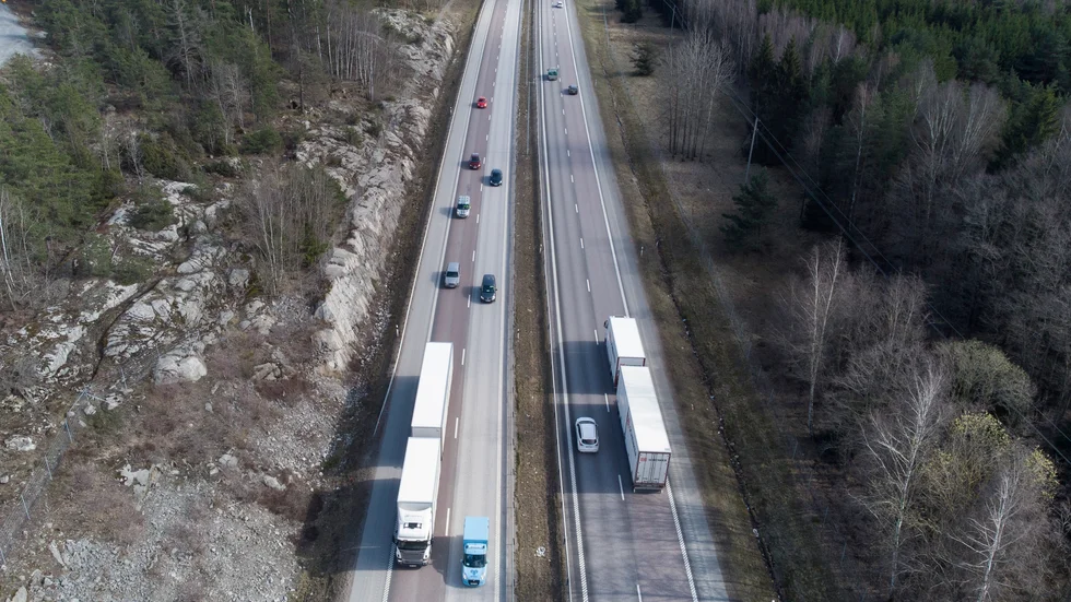 Region Uppsala bör  bygga ett sammanhängande cykelvägnät med gena länkar istället för att bygga för ökad fart på bilvägarna, skriver Torbjörn Albért och Joakim Crona.