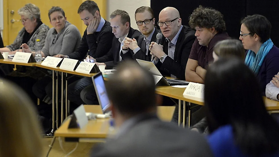Maria Marklund (S), Jeanette Velander (V), Daniel Öhgren (C), Kasper Huuska (M), Andreas Löwenhöök (M), Håkan Lindh (Fp), Hans Brettschneider (Mp) och Maria Wiksten (Kd) under det stormöte om område väster som hölls tidigare i år. Foto: Ulf Johansson