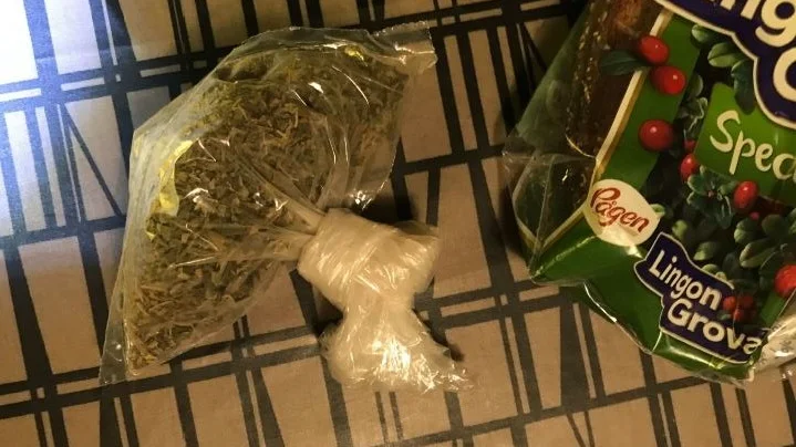 I mannens köksskåp hittades en påse med torkade växtdelar.