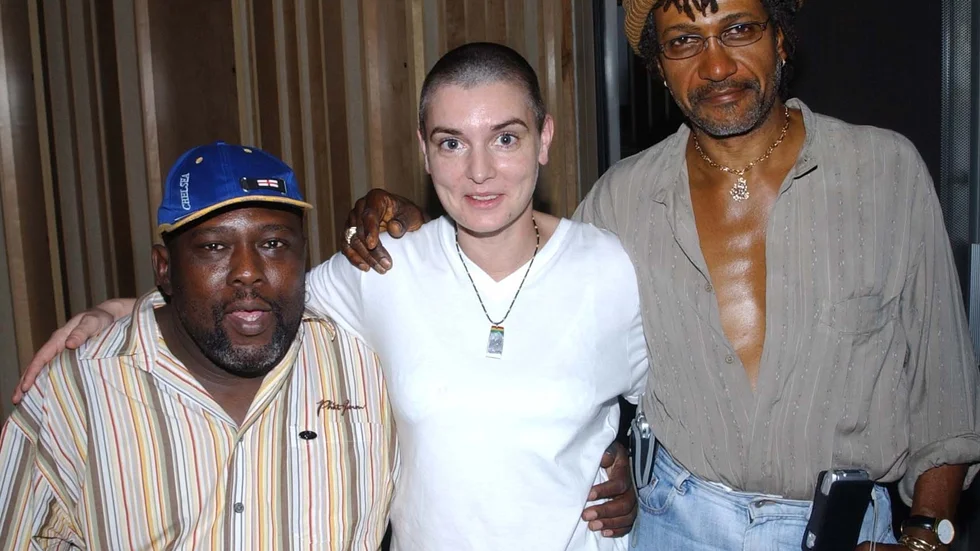 Robbie Shakespeare, till vänster, med Sinéad O'Connor och producenten Sly Dunbar, 2005. Arkivbild.