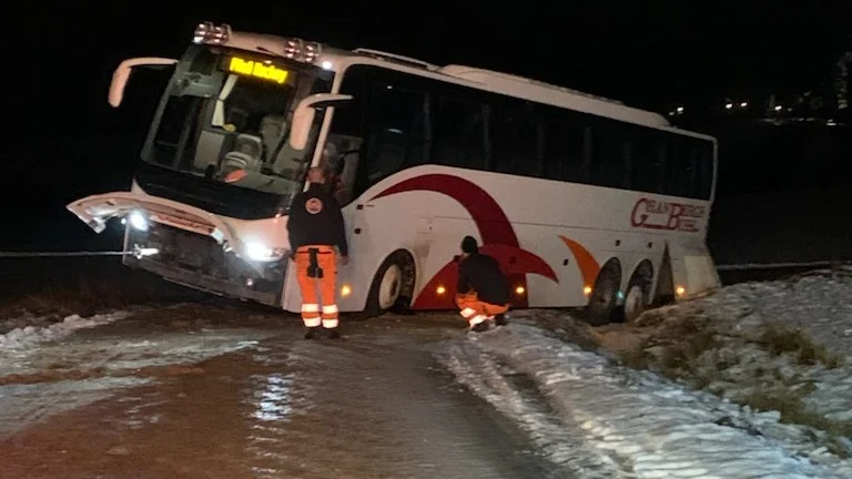 Piteå Hockeys buss gled i diket på väg till bortamatchen i Surahammar. Vägen fick sandas innan bärgare kunde dra loss bussen ur snön. 