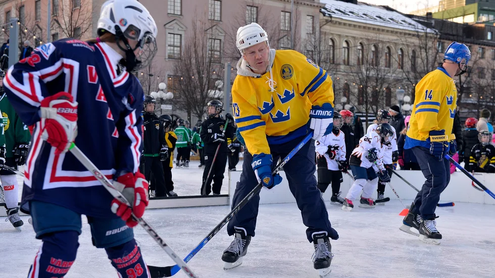 STOCKHOLM 2015-01-07 Mats Sundin deltar i Hockeyns dag i Kungstr‰dgÂrden i Stockholm pÂ lˆrdagen. PÂ isen hˆll han en liten hockeyskola med unga hockeyspelare frÂn StockholmsomrÂdet. Foto: Anders Wiklund / TT / Kod 10040.