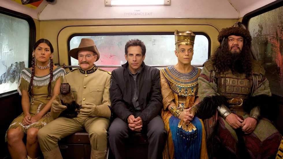 Tillbaka. Mizuo Peck, Robin Williams, Ben Stiller, Rami Malek och Patrick Gallagher finns med även i ”Natt på museet 3”. Foto: Kerry Brown.