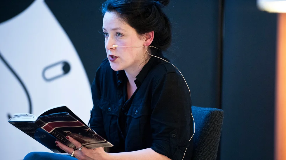 Samtalade. Ida Linde läste och pratade om sin bok "Norrut åker man för att dö". Foto: Emilie Sjölund.