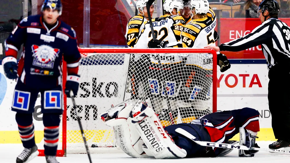 SEGERÅRET. Ett effektivt Skellefteå AIK jublar efter Martin Lundbergs 4–1-mål. AIK har nu fyra raka segrar 2015 samt 14 poängs marginal till tvåan i SHL.