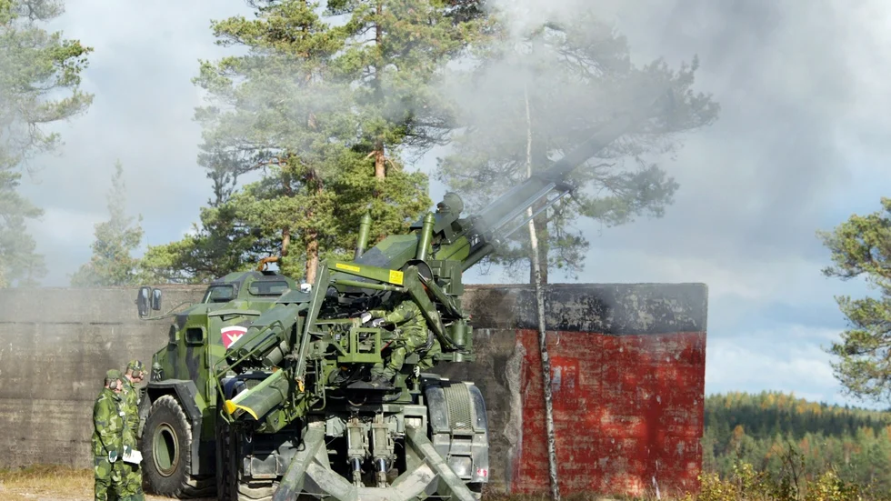 KARLSKOGA 021010 - BOFORS VISAR KANONER - Torsdagen den 10 okt 2002 visade vapenfˆretaget Bofors upp sin senaste haubits som ‰r monterad pÂ en dumper. Bilden: PÂ skjutf‰ltet provskˆt man med 155MM FH77 B05 L52 haubitsen monterad pÂ en dumper. Foto: Ola Torkelsson Kod:1028 COPYRIGHT SCANPIX SWEDEN