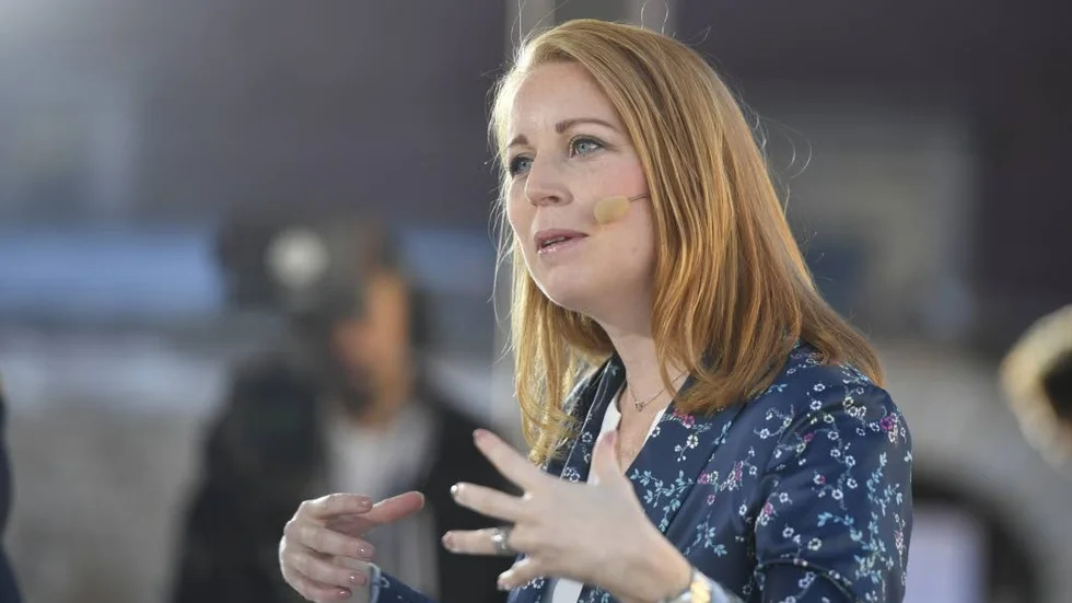 Annie Lööf vill storsatsa på integration genom arbete. Inget fel i det. Sifferexercisen antyder dock att det finns knappar att trycka på för att ett visst antal jobb ska komma.
