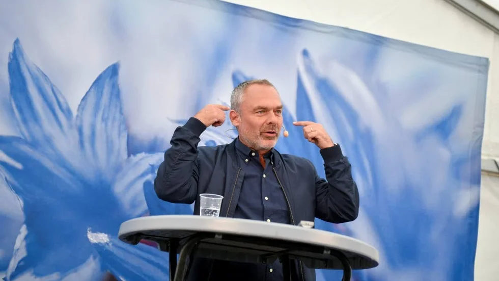 Liberalernas partiledare  Jan Björklund säger sig nu lägga om valrörelsen. Det blir EU och Euro för hela slanten.
