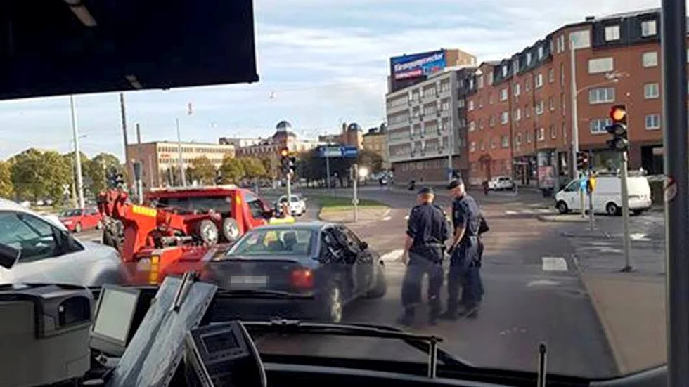 20-åringen lär missta sitt körkort efter  måndagems vansinnesfärd.