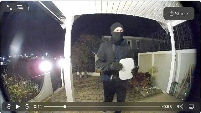 Personen scannar av bilnyckelns kod (bilden är från ett tidigare tillfälle).