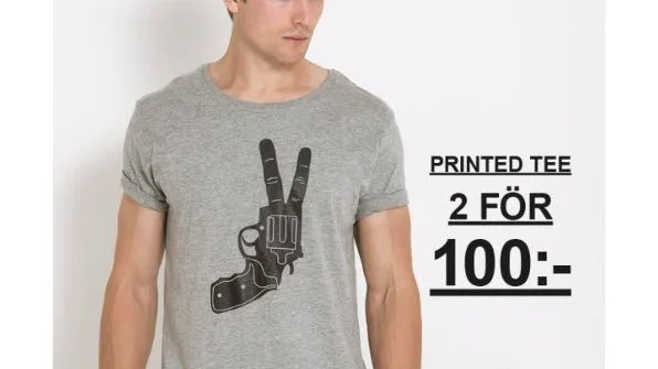 Fel signaler. En ung man i t-shirt med en pistol utformad som ett segertecken ger märkliga signaler, inte minst med tanke på ungdomprotesterna efter ännu en skolskjutning med dödlig utgång i USA.