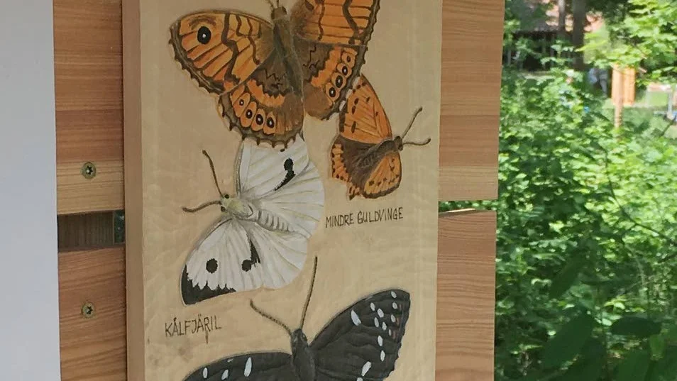 En närbild av en av de stulna trärelieferna.